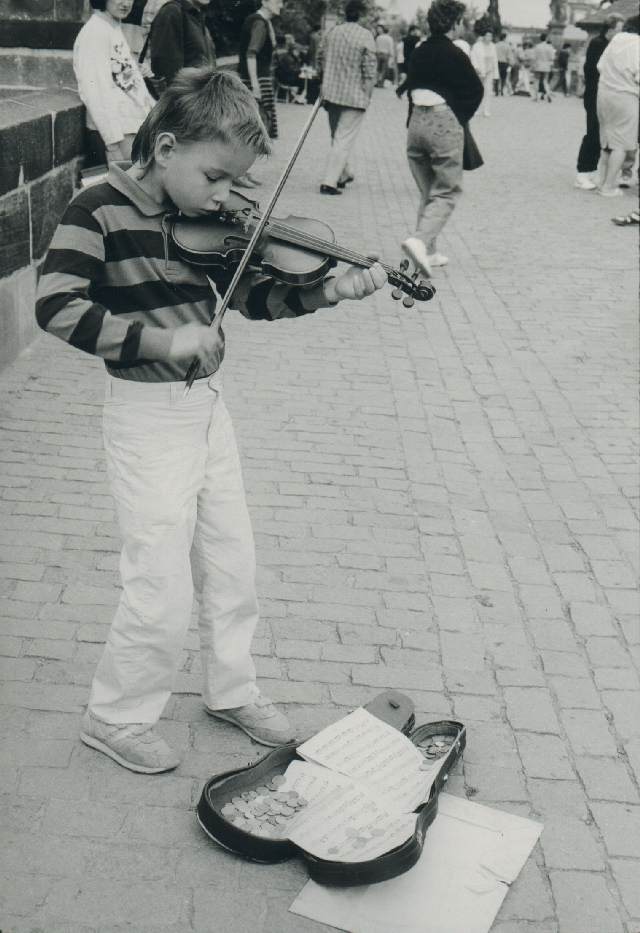 Chlapec ebrajc u Karlova mostu, 1990