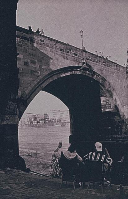 (Mui pod Karlovm mostem vb eny) Vben u Karlova mostu, 1996