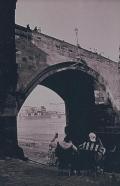 (Mui pod Karlovm mostem vb eny) Vben u Karlova mostu, 1996
